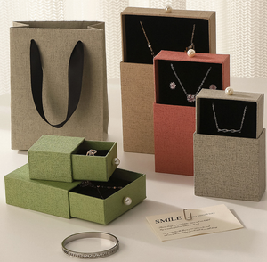 Boîte cadeau en carton rigide de luxe sur mesure en gros avec fermeture magnétique et insert en mousse EVA pour cosmétiques et bijoux - Product Image 2