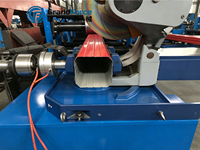 Machine de formage de rouleaux de tuyaux de descente à commande PLC automatique, avec dérouleur hydraulique de bobines d'acier, découpe, nivellement et verrouillage de la couture