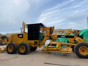 รถเกรดเดอร์ CAT 140K มือสอง สภาพดี พร้อมอุปกรณ์ริปเปอร์ สำหรับงานก่อสร้างทางหลวง - Product Image 2