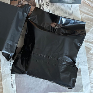 Sac fourre-tout noir brillant 14 mil, sac de coursier auto-adhésif imperméable pour la logistique de vêtements - Product Image 3