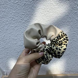Venta al por mayor leopardo guepardo patrón tela banda para el cabello cuerdas negro costura PU vacas <span class=keywords><strong>Scrunchies</strong></span> - Product Image 4