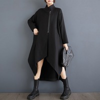 Nouvelle Collection Automne 2026 – Manteau Long Femme Chic et Minimaliste Noir Déstructuré à Ourlet Asymétrique, Fermeture Éclair sur le Devant, Longueur Mi-Mollet, Coupe Ample – Vente en Gros