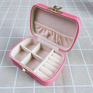 Estuche Portátil para Joyas, Caja Organizadora de Joyería de Cuero, Elegante Estuche de Viaje con Hebilla Metálica - Product Image 3