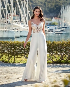 2026 <span class=keywords><strong>Combinaison</strong></span> de mariée élégante style bohème en mousseline <span class=keywords><strong>avec</strong></span> appliques en dentelle, col en V à fines bretelles et traîne balayante, pour mariage à la plage - Product Image 3