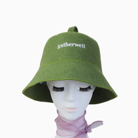 Un chapeau de sauna en pure laine olive qui réunit tout le monde, avec des coutures vertes qui résistent à la chaleur.