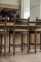 Tabouret de bar rétro en bois avec dossier ondulé et assise rembourrée rayée, mobilier de salle à manger moderne