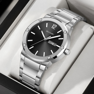 Reloj de Pulsera de Acero para Hombre, Estilo Ejecutivo, Dorado, con Doble Calendario, Movimiento de Cuarzo, Resistente al Agua hasta 30 Metros - Product Image 4