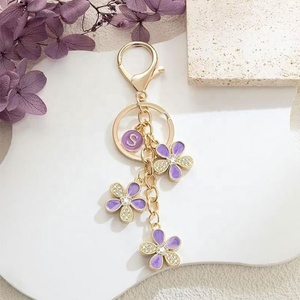 Llavero de aleación hecho a mano con 26 letras y flores punteadas, estilo coreano, el más vendido, bonito y a la moda, para niñas y estudiantes - Product Image 3