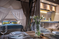 Maison de glamping extra spacieuse pour les vacances en famille, lodge en toile multi-pièces avec grande terrasse extérieure