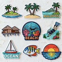 Badge personnalisé en forme de cœur ou rectangulaire, en caoutchouc souple, à paillettes, à coudre ou thermocollant, 2D/3D, pour vêtements, sacs, chapeaux, accessoires, perles, aimants