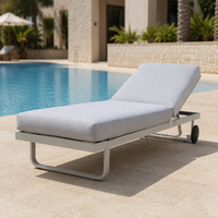 Chaise longue grise rembourrée pour l'extérieur avec dossier réglable et roulettes, idéale pour la piscine, la terrasse, le jardin