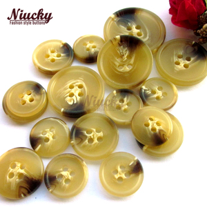 Botones de Resina Lavables Niucky R0201-057, Venta Directa de Fábrica, 4 Agujeros, Color Amarillo, con Borde Delgado y Vetas Marrones, para Trajes y Abrigos - Product Image 3
