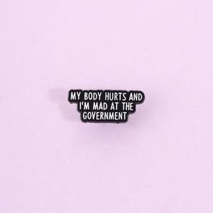 Mi Cuerpo Dolorido y Enfadado <span class=keywords><strong>con</strong></span> el Gobierno - Pin de Humor de Graduación Personalizado de Aleación de Zinc <span class=keywords><strong>con</strong></span> Niquelado Negro e Impresión UV - Product Image 1