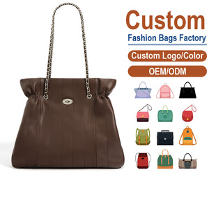 Bolso de Hombro de Cuero Genuino de Grano Completo del Fabricante – Detalle de Costura Vertical con Correa de Cadena Metálica en Tono Plateado y Hebilla Ovalada - Product Image 1