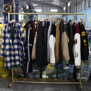 Vêtements d'occasion provenant du fabricant - <span class=keywords><strong>Manteau</strong></span> d'hiver usagé pour hommes en balles - Product Image 4