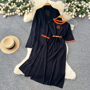 Ensemble robe tricotée et manteau long à nouer à la taille avec broderie colorblock, vente en gros du fabricant - Product Image 4