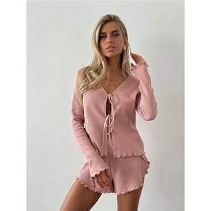 VOIKERDR Conjunto de 2 piezas para mujer, top de manga larga con volantes y pantalones cortos con volantes para uso diario - Product Image 6