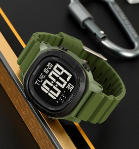 Montre numérique de loisirs pour garçons Skmei 2483 avec horloge lumineuse, alarme et bracelet en silicone résistant à l'eau 5 bars - Product Image 3