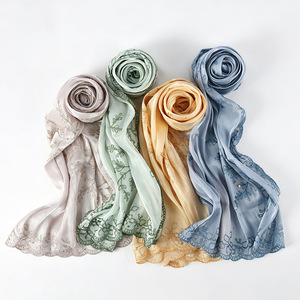 Pañuelo largo de poliéster para mujer, de seda de isla transpirable, suave y agradable para la piel, con borde ondulado bordado de color liso, ideal para comercio exterior. - Product Image 4