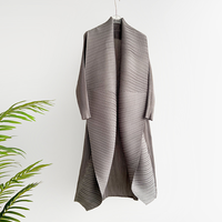 Veste plissée élégante pour femme, style minimaliste, manches longues, vêtement d'extérieur modeste pour femme musulmane, idéale pour la mode du Ramadan, vente en gros pour boutiques.