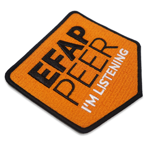 Venta al por mayor de parches bordados para planchar en la ropa, parches bordados con letras de escucha personalizadas para accesorios de sombrero - Product Image 3