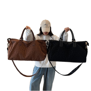 Bolsa de Viaje Deportiva Unisex de Gran Capacidad, Diseño de Leopardo, Piel Sintética, Cierre de Cremallera, Estilo Casual, para Hombro o Deporte - Product Image 1