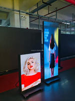 Écran d'affichage numérique LED couleur haute luminosité pour intérieur, support de poster, totem, option sur mesure pour le marketing