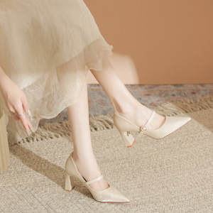 Zapatos de Novia de Satén con Tacón Cuadrado y Punta en Pico, Modelo Mary Jane 7777-4 - Product Image 3