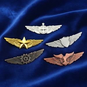 Broche de Piloto de Aviación con <span class=keywords><strong>Emblema</strong></span> Personalizado para Uniforme de Vuelo, Liberación Rápida, Alas Metálicas, Solapa de Seguridad - Product Image 3