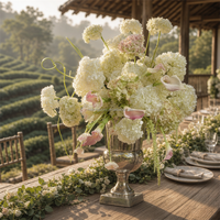 Bola Bunga Hydrangea Hijau Burgundy Ramah Lingkungan yang Elegan dengan Sentuhan Alami untuk Upacara Pernikahan di Gereja Dalam Ruangan dengan Pita Gantung