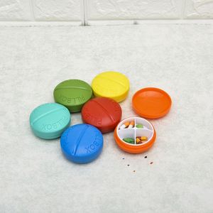 Pastillero Portátil Redondo de Plástico de Grado Alimenticio con 4 Compartimentos, Ideal para Viajes, Gran Venta - Product Image 4