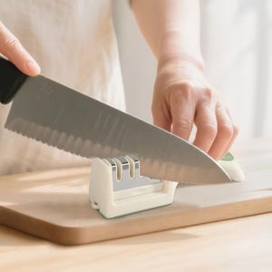 Aiguiseur de couteaux manuel professionnel multi-étapes (3/4 niveaux) de cuisine, design ergonomique premium, affûtage rapide - Product Image 6
