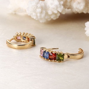 Pendientes de aro Huggie de cristal multicolor en tono dorado para mujer, pendientes de moda tallados huecos para fiestas, banquetes diarios - Product Image 2
