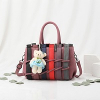 Nouvel Arrivage Sac à Main Tissé pour Femme, Sac Bandoulière Tendance Euro-Américain avec Pendentif Ours