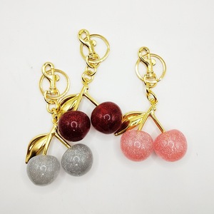 Magnifique porte-clés pendentif cerise vintage de luxe en alliage de zinc plaqué or, léger et coloré, accessoire de sac - Product Image 4