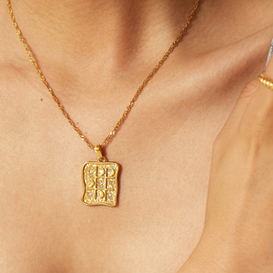 Collier pendentif cœur vintage en acier inoxydable de style européen américain avec zircon pour femme, idéal comme cadeau - Product Image 2