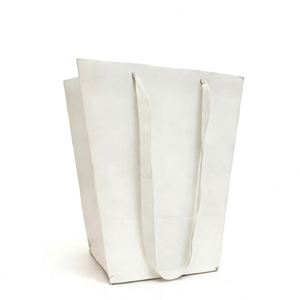 ถุงของขวัญกระดาษคราฟท์รูปทรงสี่เหลี่ยมคางหมูที่เป็นมิตรกับสิ่งแวดล้อม กล่องของขวัญช่อดอกไม้ทำมือที่รีไซเคิลได้และย่อยสลายได้ บรรจุภัณฑ์ของขวัญสำหรับวันหยุด - Product Image 1