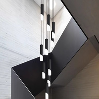 Lustre d'escalier en fer moderne, luxueux, simple et exquis, avec lumière LED longue et rotative, pour maisons duplex, villas et escaliers ouverts