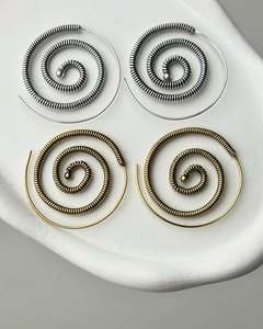 ต่างหูทรงสปริงขนาดใหญ่แบบเกลียวซ้อนกัน ลายสัญลักษณ์การสะกดจิต ต่างหูทรงกลมสีทองแบบห้อย ดีไซน์เรียบหรู ของขวัญสำหรับเธอ - Product Image 1