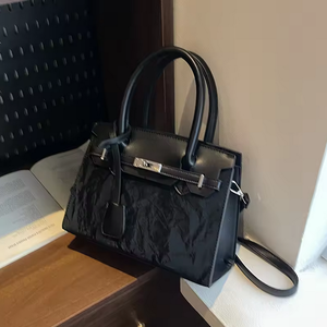 Sac fourre-tout structuré décontracté pour femme, style vintage moderne, inspiré des sacs à main texturés, avec fermoir à fermoirs, poignée supérieure et bandoulière amovible - Product Image 3