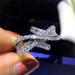 Anello di Lusso Q487 per Donna in Oro Bianco con Diamanti Taglio Baguette Colore D Naturale Stile Fidanzamento - Product Image 2