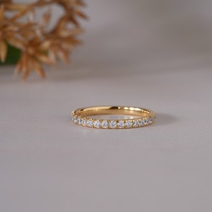 Bague fine élégante en or avec pierres claires scintillantes, design minimaliste classique pour femme, à porter au quotidien, cadeau d'anniversaire - Product Image 1