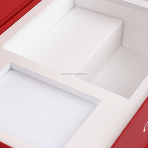 Caja de Regalo Magnética Roja con Inserto de EVA Troquelado, Embalaje Rígido para Set de Maquillaje OEM ODM para Navidad, Año Nuevo y Productos de Belleza - Product Image 2