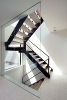 Escalier moderne en métal sur mesure avec marches en bois pour villa, appartement, duplex