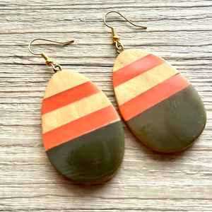 Pendientes artísticos de resina y madera, joyería ligera hecha a mano, estilo bohemio único, regalo perfecto para mujeres, adolescentes y niñas - Product Image 2