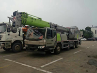 Grue hydraulique sur camion à flèche longue ZTC250V452RZ de 25 tonnes pour l'installation de bâtiments