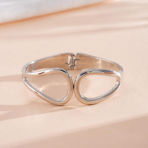 Bracelet enveloppant en alliage métallique plaqué argent pour femme, design goutte d'eau ovale irrégulière, motif teinté, minimaliste - Product Image 6