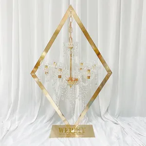 דקורטיבי קישוטי במרכז חתונה שולחן יהלומים בצורת מתכת מסגרת עם נברשת פמוט