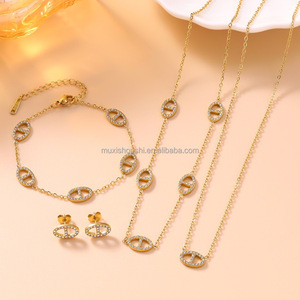 <span class=keywords><strong>Conjunto</strong></span> <span class=keywords><strong>de</strong></span> Pulsera/Aretes/Collar Más Vendido, Joyería <span class=keywords><strong>de</strong></span> Acero Inoxidable <span class=keywords><strong>de</strong></span> Alta Calidad con Baño <span class=keywords><strong>de</strong></span> Oro <span class=keywords><strong>de</strong></span> 18K para un Efecto Antidesvanecimiento - Product Image 1
