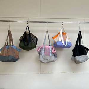 Sac fourre-tout en nylon à bandoulière en maille, color-block, grande capacité, double compartiment, pour le shopping et la plage, été 2025 - Product Image 1
